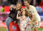 南宫体育-凯恩回归赛场，惊险取胜首场状态亮眼，切尔西观众沸腾！的简单介绍