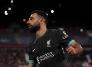 NG体育- 萨拉赫重返赛场，比赛局势复杂首场状态出色，雄鹿观众沸腾！观众掌声雷动